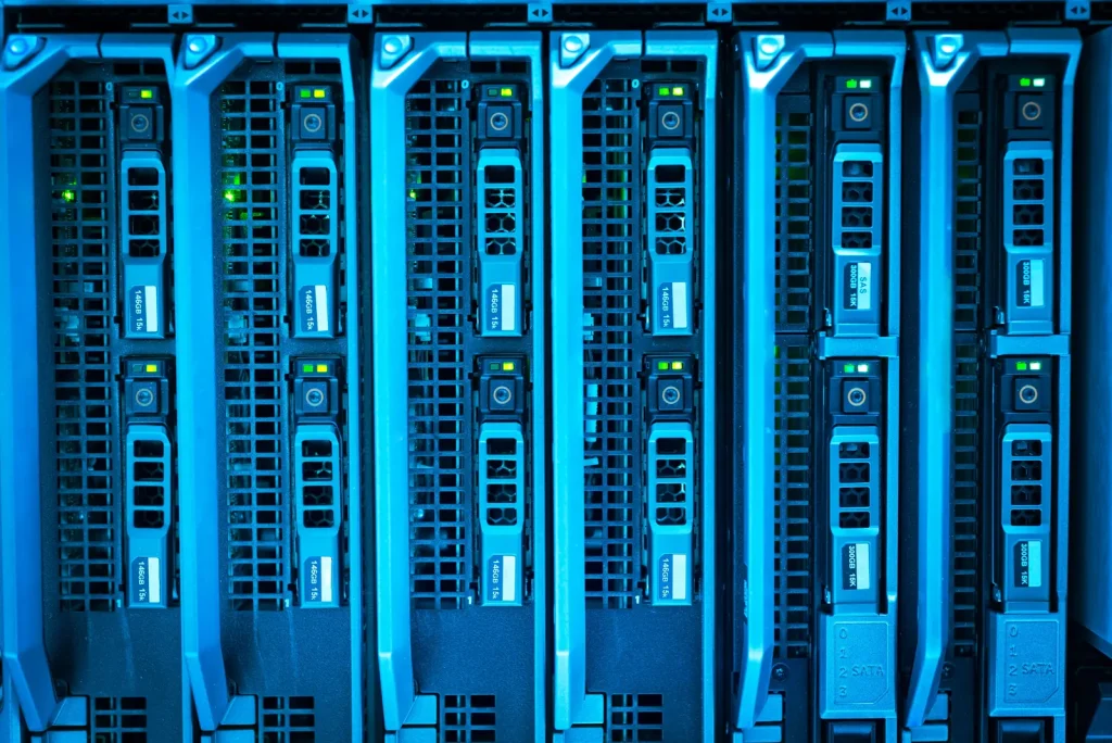 Rânduri de servere în rack, luminate în albastru, într-un centru de date